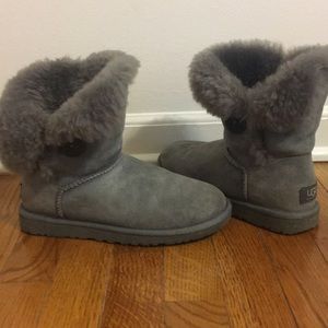 Lightly used grey uggs.